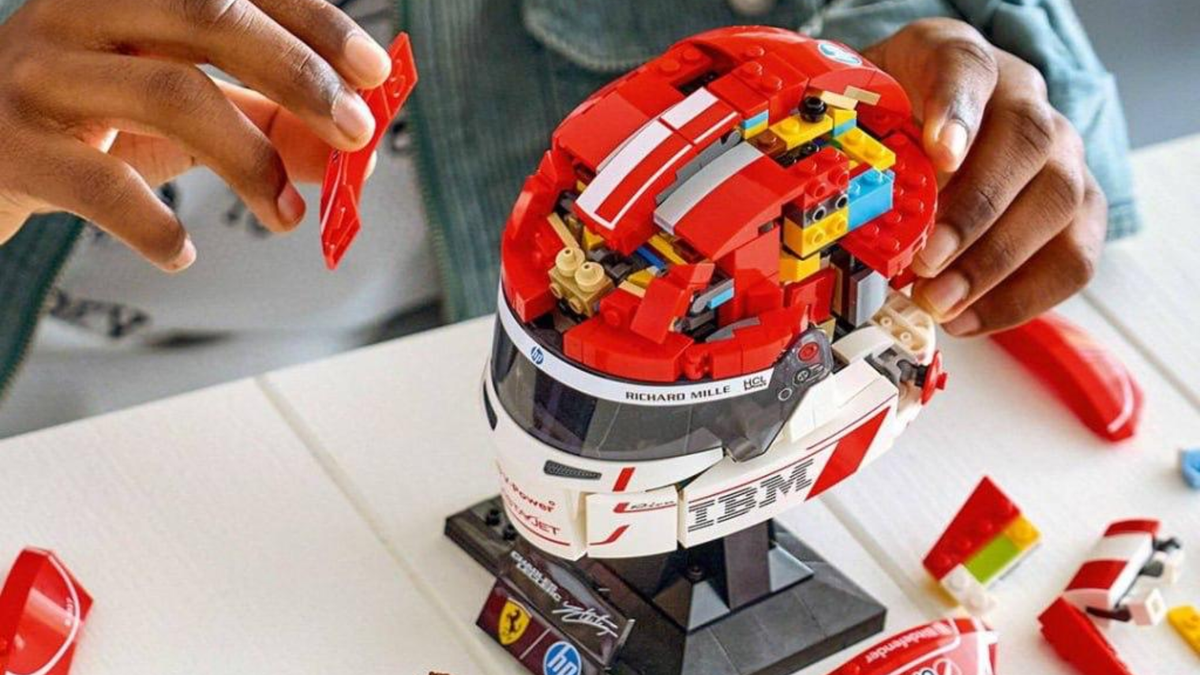    Набор LEGO по мотивам шлемов пилотов Формулы-1