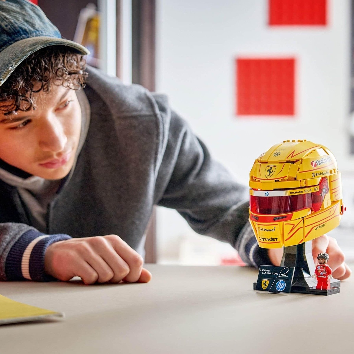    Набор LEGO по мотивам шлемов пилотов Формулы-1