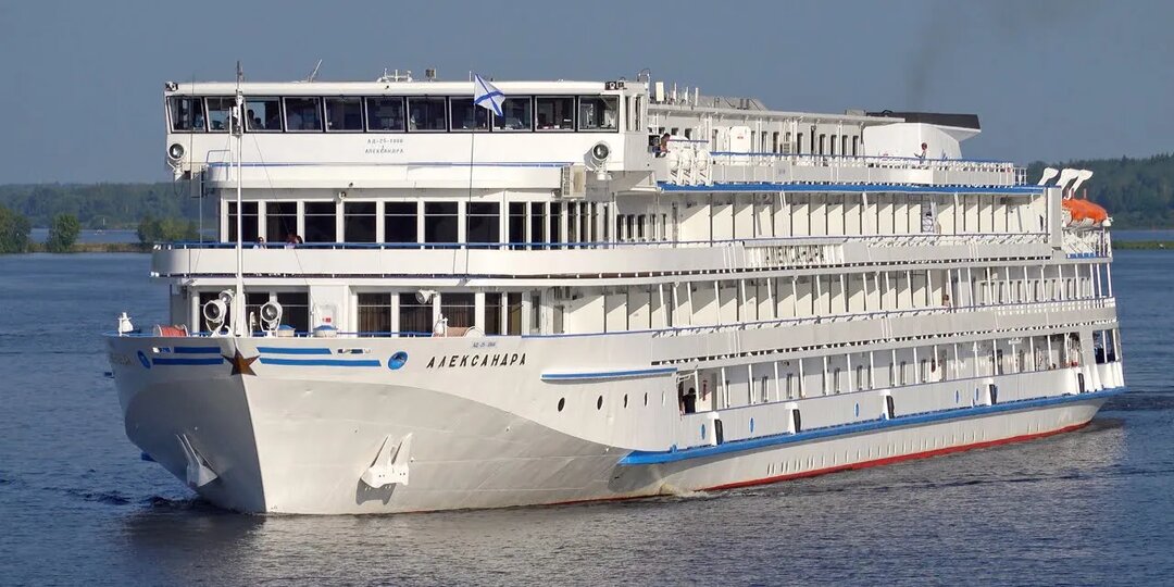Почему на круизном теплоходе «Александра» подняли флаг ВМФ