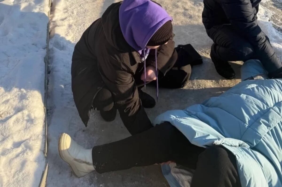    В Челябинске пенсионерка получила травму из-за неубранного льда на тротуаре
