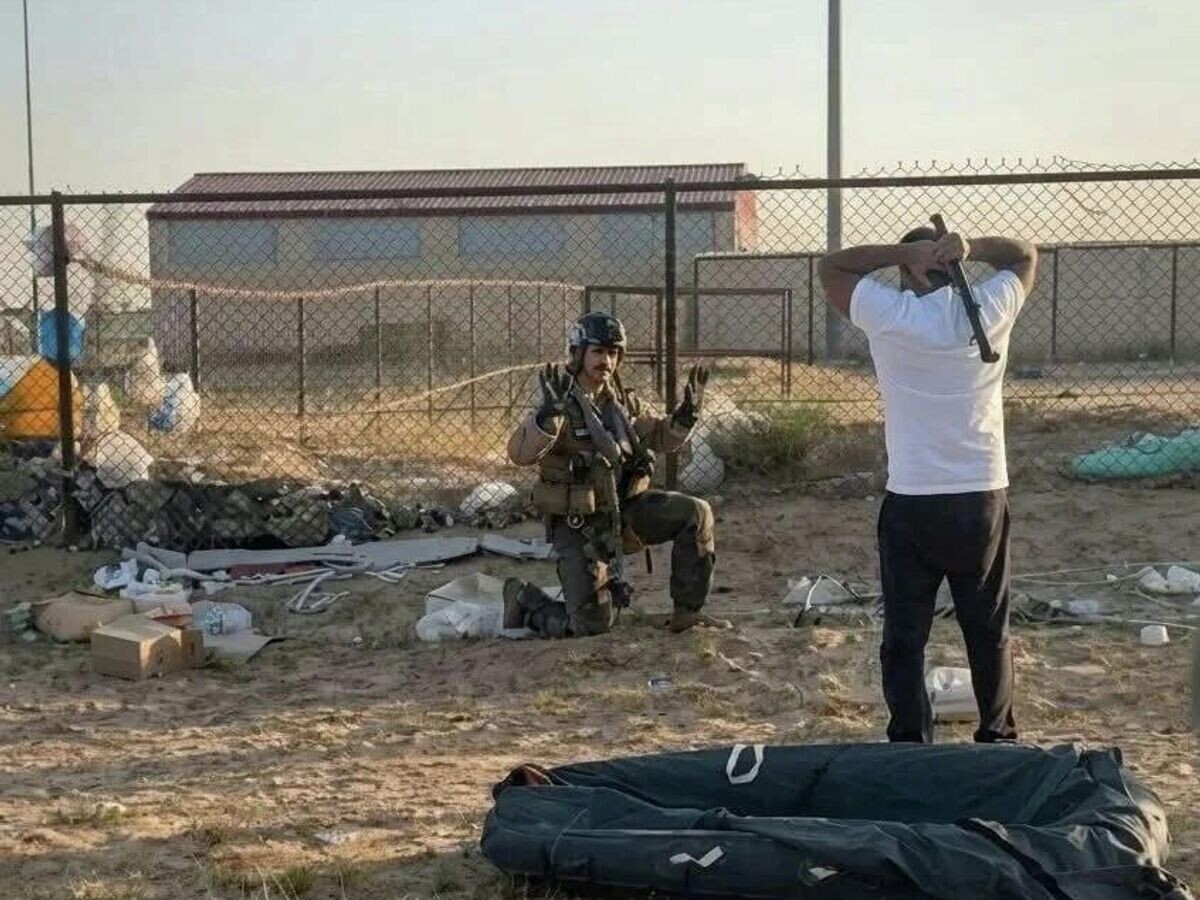    Пилот F-15, вставший на колени перед местным жителем в Кувейте | © Фото : соцсети