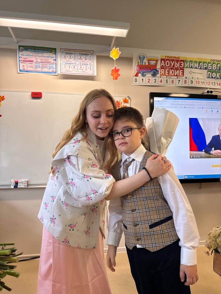 Классная Марина Михайловна и Кямран, в парадной форме, в которой он был на торжественном мероприятии в честь А. С. Пушкина. 