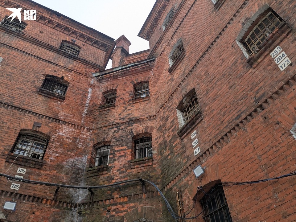    Среди узников "Крестов" много известных личностей: Лев Троцкий, Николай Гумилев, Иосиф Бродский, Даниил Хармс, Константин Рокоссовский, Георгий Жженов и другие. Анна ГРЕНЬ