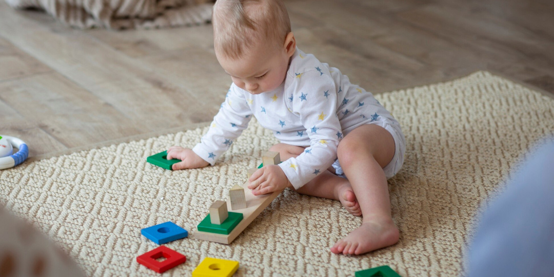 Почему ребёнок должен чаще лежать на полу, а не в шезлонге: нейронаука для мам