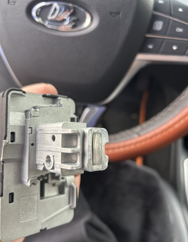 Многие водители физически удаляют блокиратор руля чтобы обезопасить себя от его срабатывания во время движения