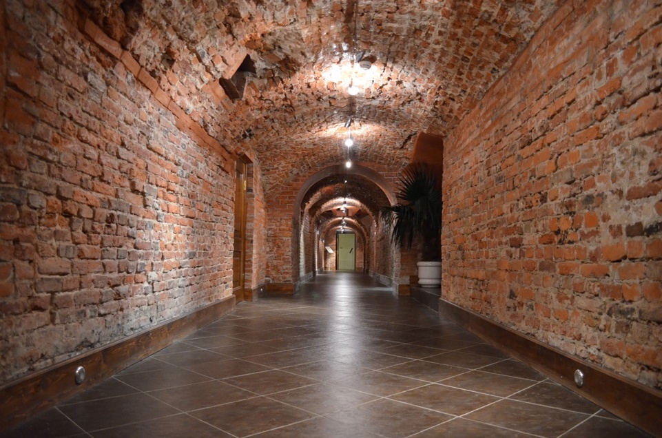 Тот самый подвал во дворце Юсуповых на Мойке, где в ночь на 17 декабря 1916 года развернулась главная трагедия Российской империи. Стены помнят вкус отравленных пирожных и звук выстрелов.