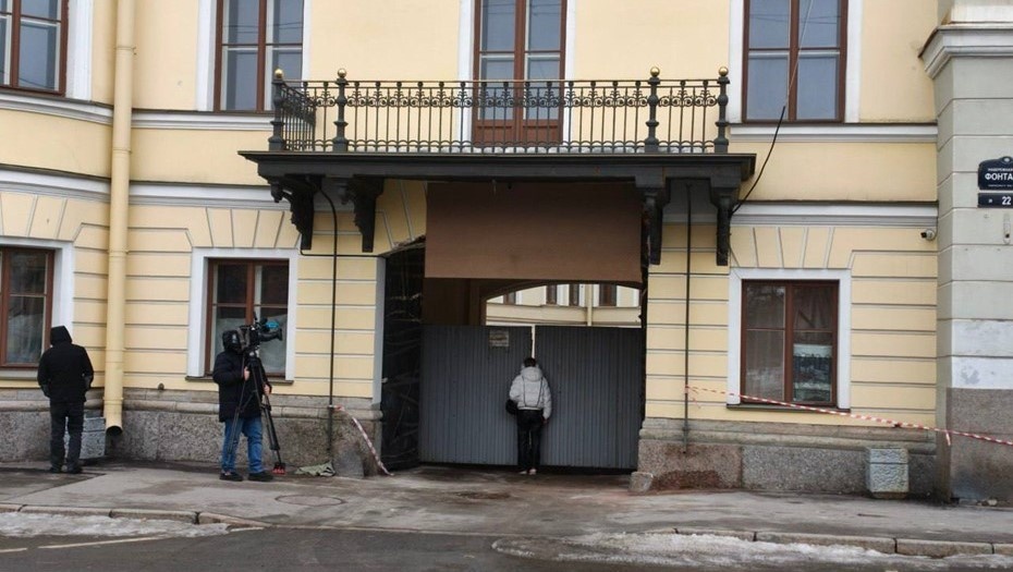    Повреждённое "КамАЗом" историческое здание на набережной реки Фонтанки, 20. Автор фото: КГИОП