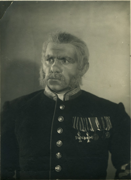 Заслуженный артист РСФСР Б. В. Блинов в роли Силы Ерофеича Грознова ("Правда хорошо, а счастье лучше")