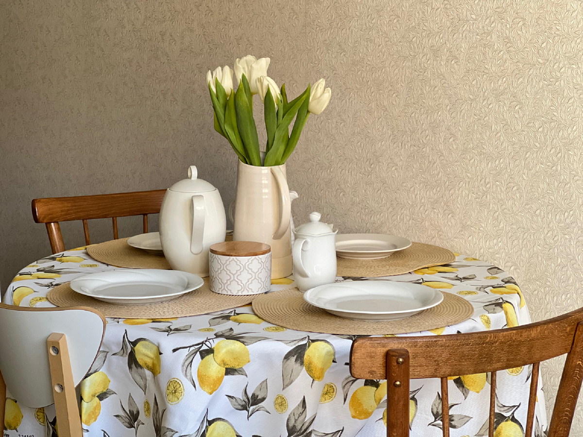 Собрала все, что было подходящее: старые бабушкины тарелки, чайник и молочник от свекрови, ваза и сахарница из Фамилии. Стулья от дедушки, один стул нашла на улице сломанный (кто-то выбросил, мы починили и пользуемся)