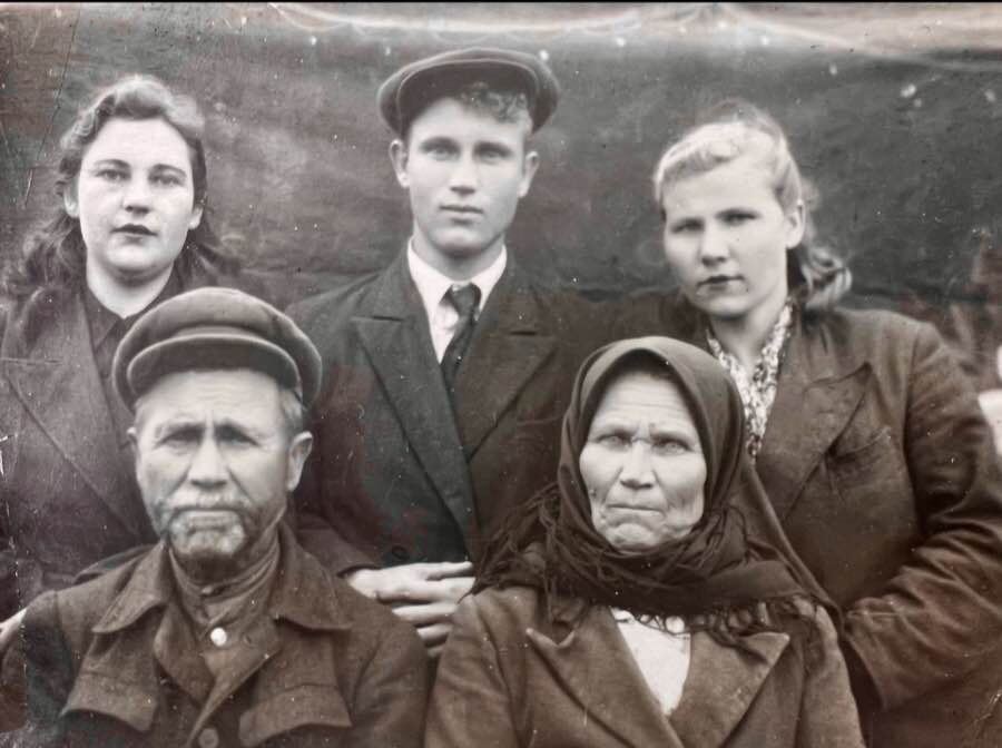 Семья Чубовых: нижний ряд - Тимофей, Ксения; верхний ряд: Прасковья, Леонид, Полина