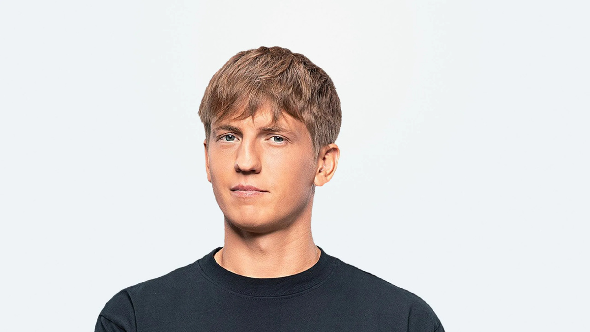 Алексей Щербаков родился 15 декабря 1988 года в Зеленограде. Воспитывался матерью и отчимом, также у него есть сестра. 