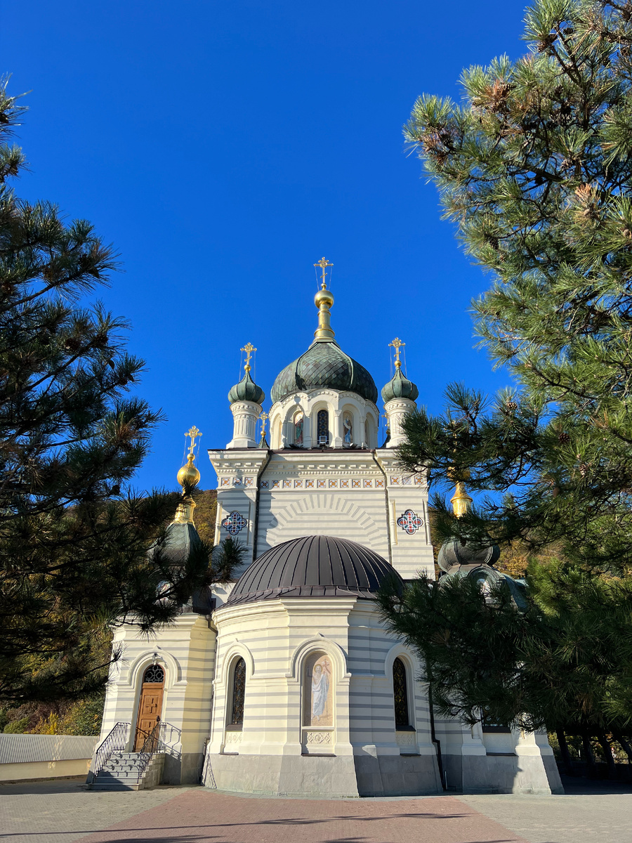 В объятиях вечнозеленых крымских сосен храм особенно прекрасен. 