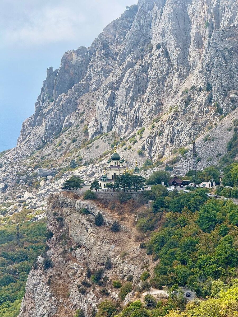 Только посмотрите, какая надёжная защита у храма в виде гор. 