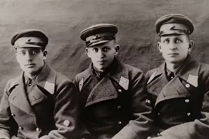 Игорь Скорин в центре с коллегами Зиновьевым и Акимовым. 1941 год