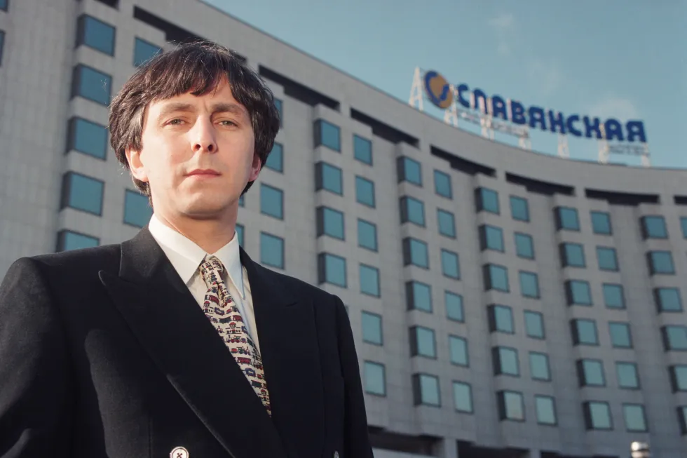 Умар Джабраилов перед гостиницей «Славянская». 1 февраля 1995 года