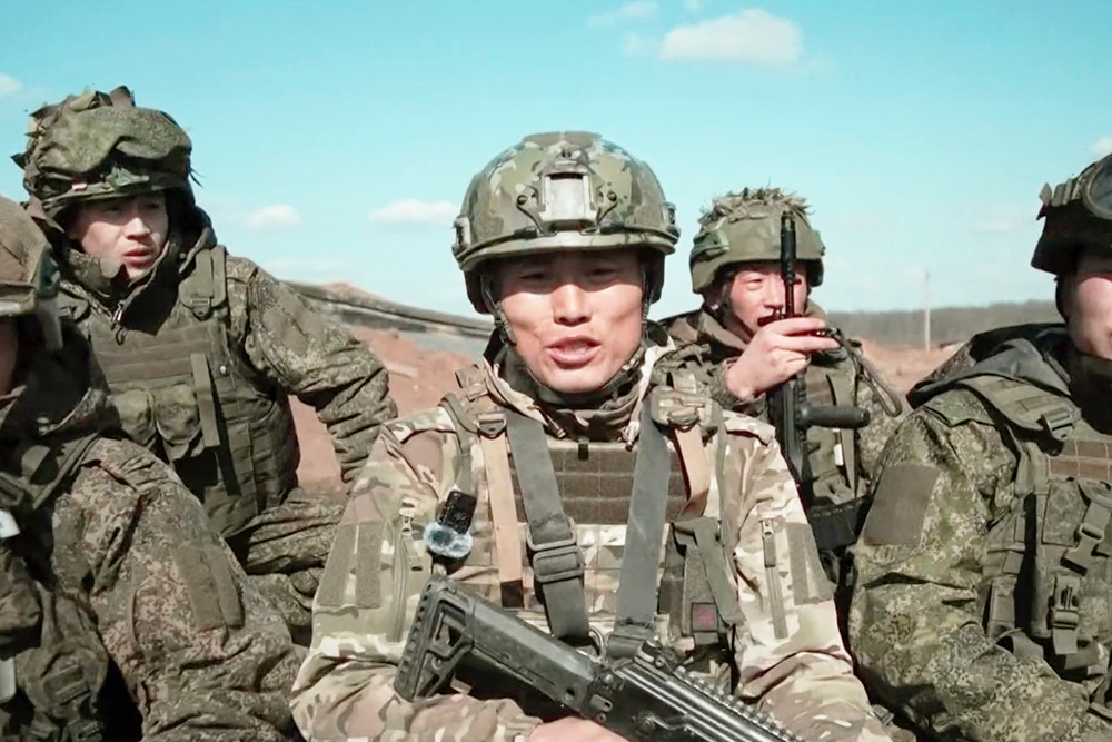    На телеканале "Россия 1" готовится к показу документальный фильм о северокорейских бойцах, которые помогли нашим военным выдавить с территории Курской области оккупантов. Некоторые подразделения армии КНДР остались в России и сейчас помогают нашим саперам разминировать территорию. Параллельно северокорейские воины тренируются на полигонах. "Боевая, стрелковая и политподготовка корейских спецназовцев в условиях курского плотного леса. Еще и в полной секретности от всего мира", - говорится в анонсе к фильму. / ВЕСТИ