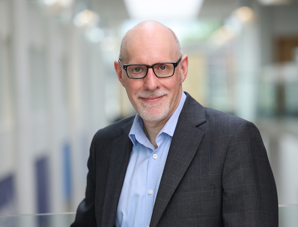 Ричард Уайзман (Richard Wiseman) — известный британский психолог, профессор Хартфордширского университета и профессиональный фокусник. Он прославился своими исследованиями в области необычных явлений, психологии удачи и самопомощи, часто используя научный метод для развенчания мифов о паранормальном. 