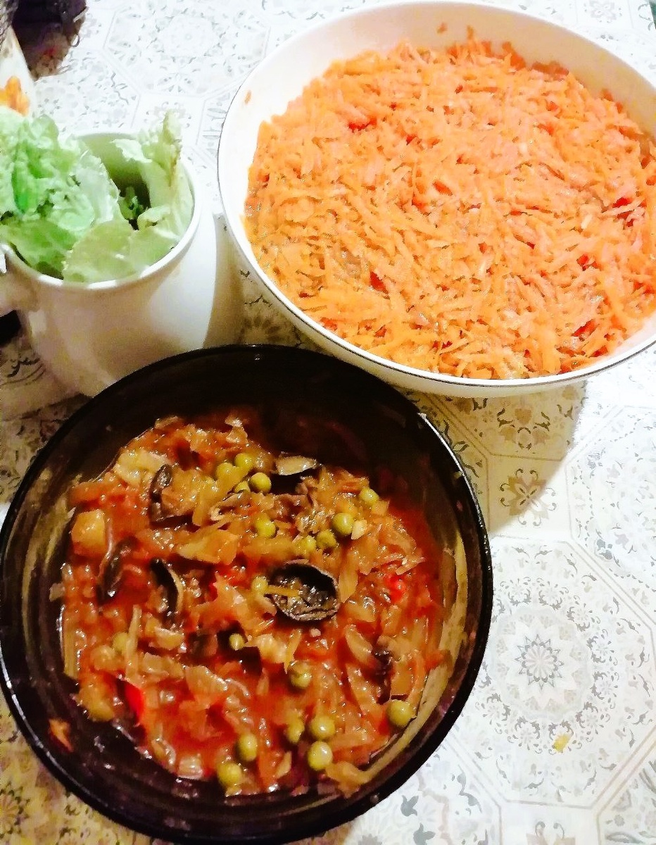 Овощное жаркое к гречке и салат для постящегося. фото автора 