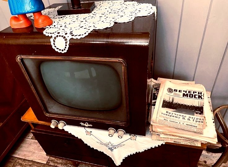 Зачем наши бабушки накрывали телевизор кружевом: 3 причины, о которых молчали мастера