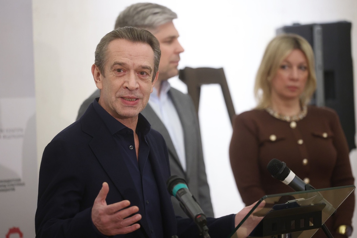    Художественный руководитель театра "Современник" Владимир Машков выступает на открытии выставки./Сергей Куксин/ РГ