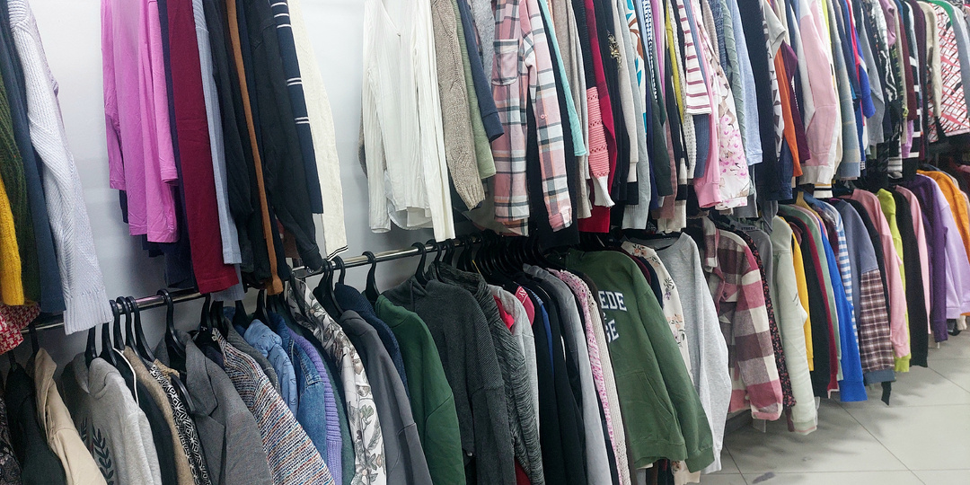 Что же мне так везет в Секондах. Ушла с одной вещью, но с какой. Купила для поездки в Петербург🥰