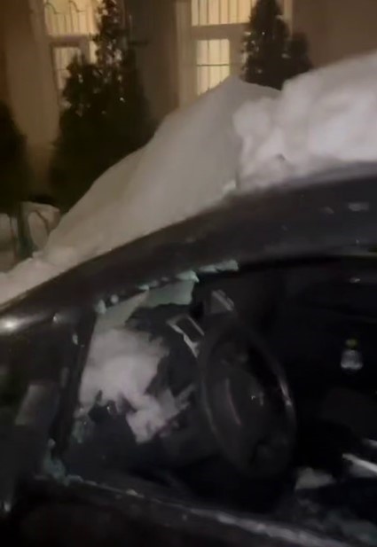    Лёд со снегом упал на машину на Васильевском острове Автор фото: 78.ру