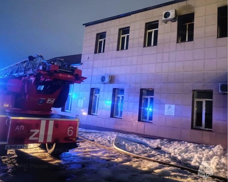     В Курске 30 человек тушили пожар в административном здании на улице Энгельса