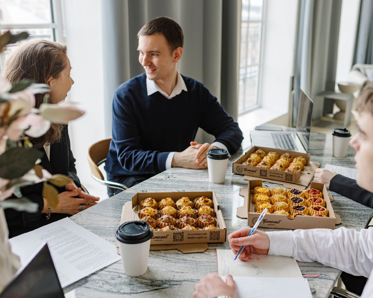 Обычно на корпоративное чаепитие отводится либо короткий обеденный перерыв (минут 30–40), либо час-другой после работы, еда должна быть "быстрой", но разнообразной и вкусной.