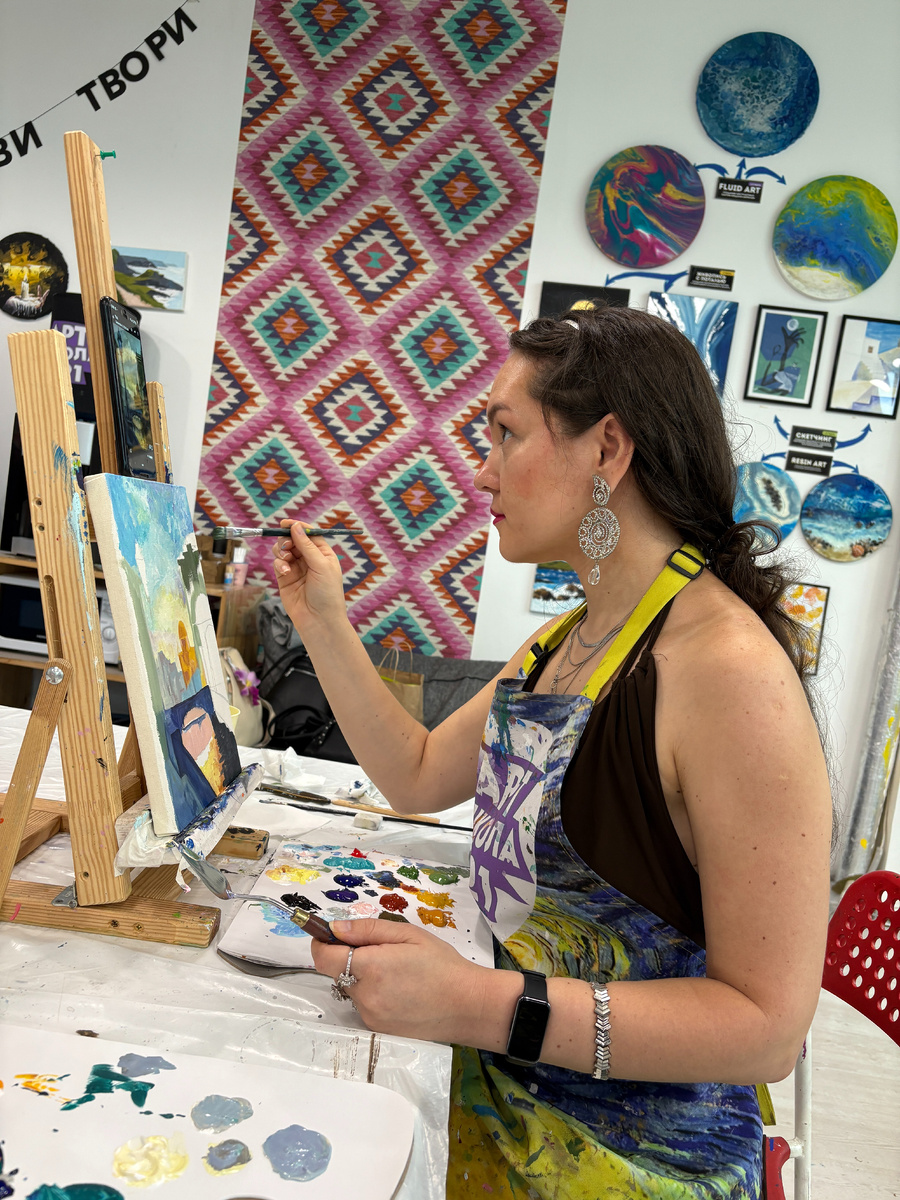 В Арт школу я попала в рамках Дня рождения подруги - Кати. Она сводила меня на МК по живописи маслом. 
На МК максимум 6 человек. Продолжительность 2 часа.