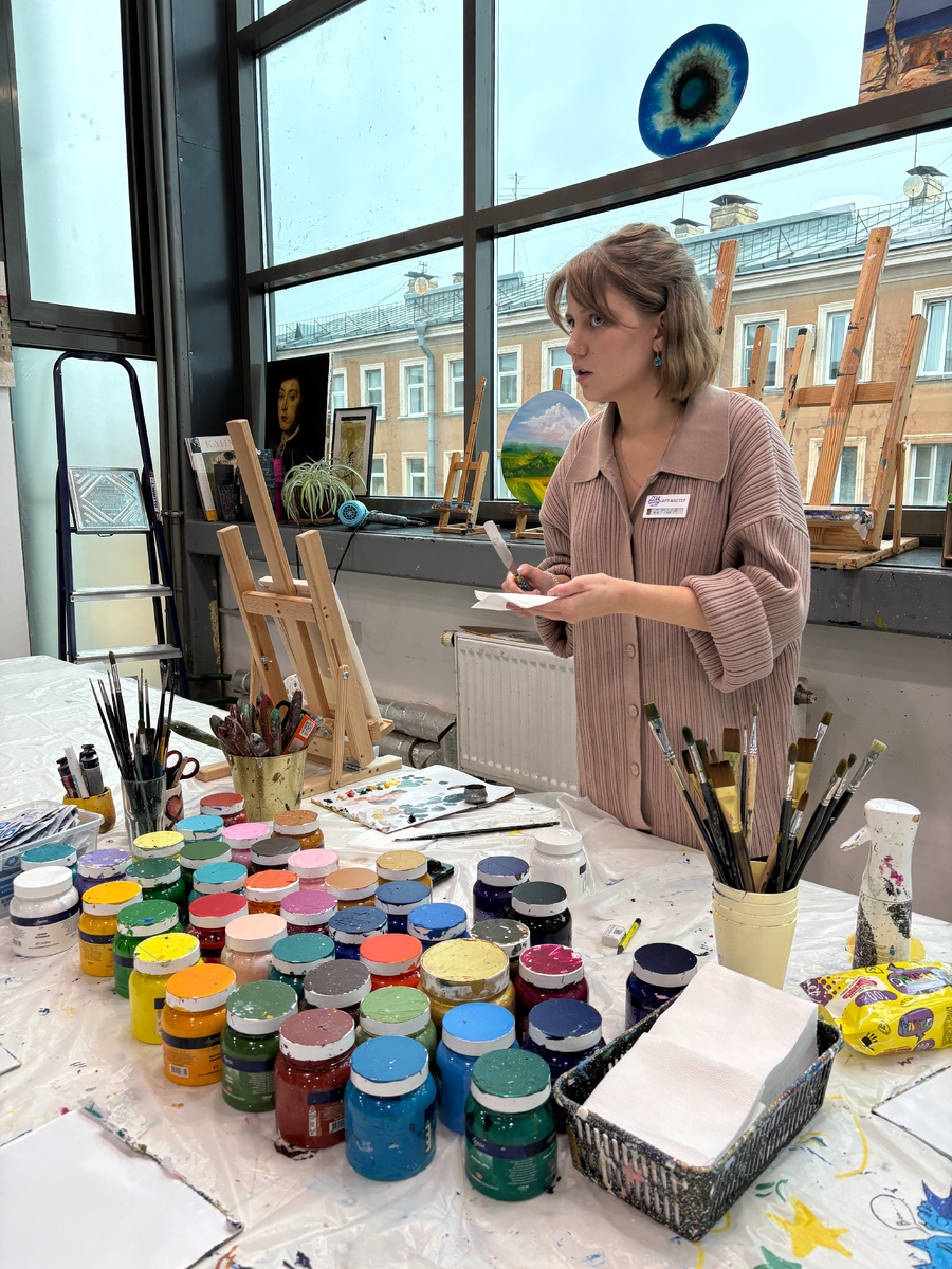 Стоимость за человека зависит от размера картины: 2 000 руб. если холст 30*20, 2 500 руб. если холст 40*30.
Дополнительно оплачивается Поталь (золото) к картине +1000 руб.