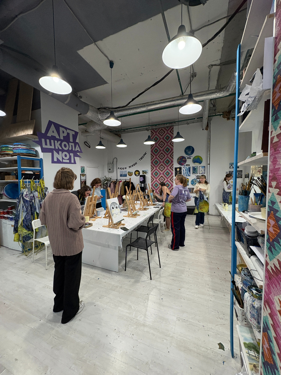 Помещение светлое, просторное, с панорамными окнами на исторический Петербург. Туалет на этаже. У кассы выставлены милые ручные товары: кружки, открытки, картины - есть что поразглядывать. Стоит чашечка бесплатные резинок для волос - заботливо)