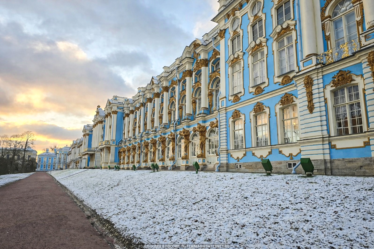 Голубой становится ещё голубее. Золото - теплее. Кстати, раньше эти все украшения были действительно позолочены. Но теперь оставили золотое покрытие только на куполах дворцовой церкви (на предыдущем фото можете видеть). Фото: Голландец в России