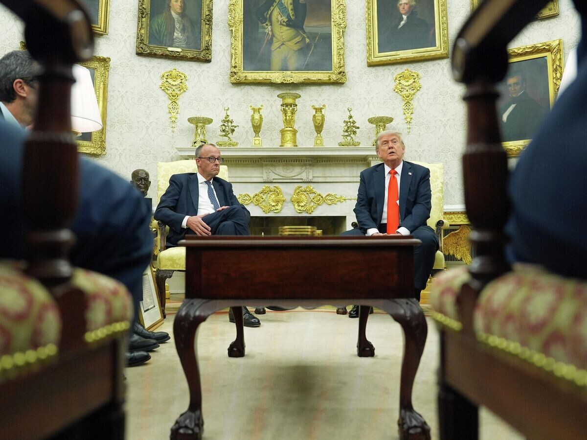    Президент США Дональд Трамп и канцлер Германии Фридрих Мерц во время встречи в Вашингтоне | © AP Photo / Evan Vucci
