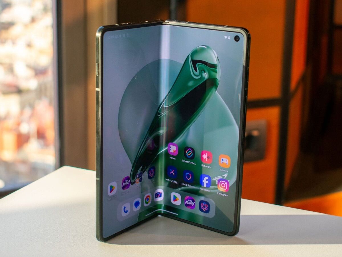    Амбициозный дебют. Что говорят СМИ про складной Motorola Razr Fold