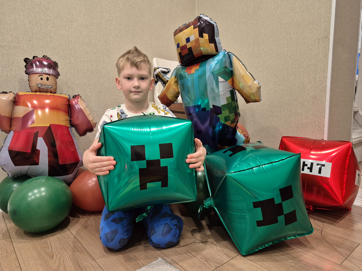 С утра, еще заспанного поздравили нашего именинника перед детским садом 😄