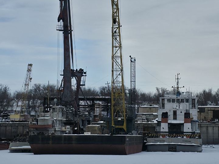 За Пронским стоят краны и АНТЕЙ, тип речной