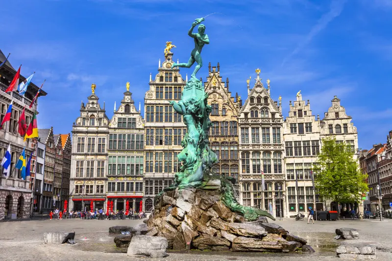 Фламандский городской ансамбль, а конкретно — Grote Markt (Grand Place), Antwerp, Belgium с фонтаном Brabo Fountain на переднем плане. Фасады — это Flemish Renaissance (XVI–XVII вв.). Фонтан — Brabo Fountain (1887), посвящён легенде о римском солдате Брабо, отрубившем руку великану (отсюда символика Антверпена).
