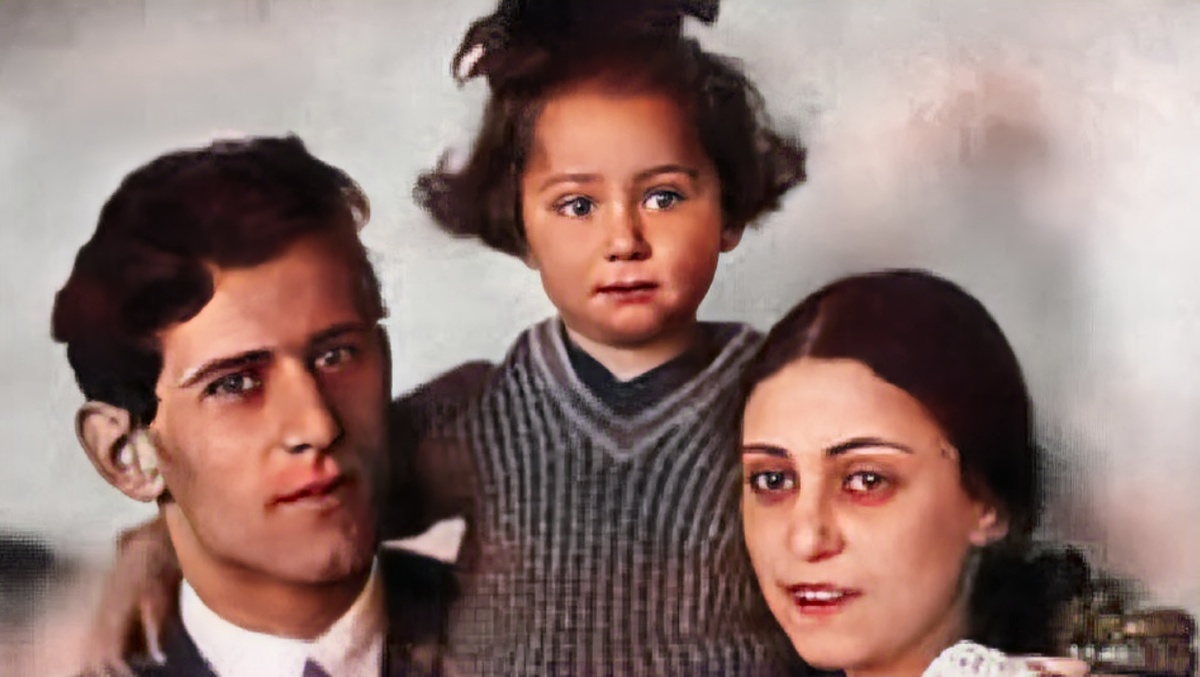 семейное фото Маи  Михайловны с родителями