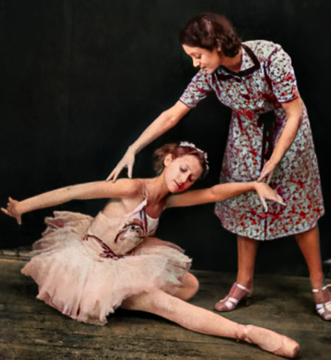 фото юная Майя Плесецкая на  репетиции