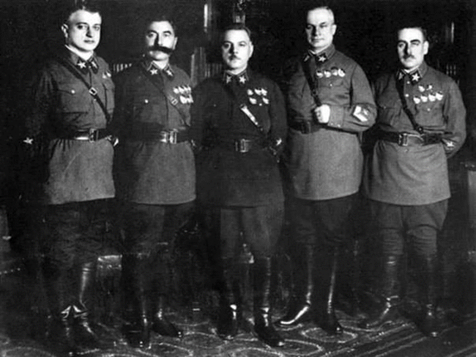 Василий Блюхер (крайний справа) в компании пяти первых маршалов Советского Союза: Михаила Тухачевского, Семена Буденного, Климента Ворошилова и Александра Егорова. Взято сайта http://history.ru/read/articles/marshal-vostoka-piat-faktov-iz-bioghrafii-vasiliia-bliukhiera