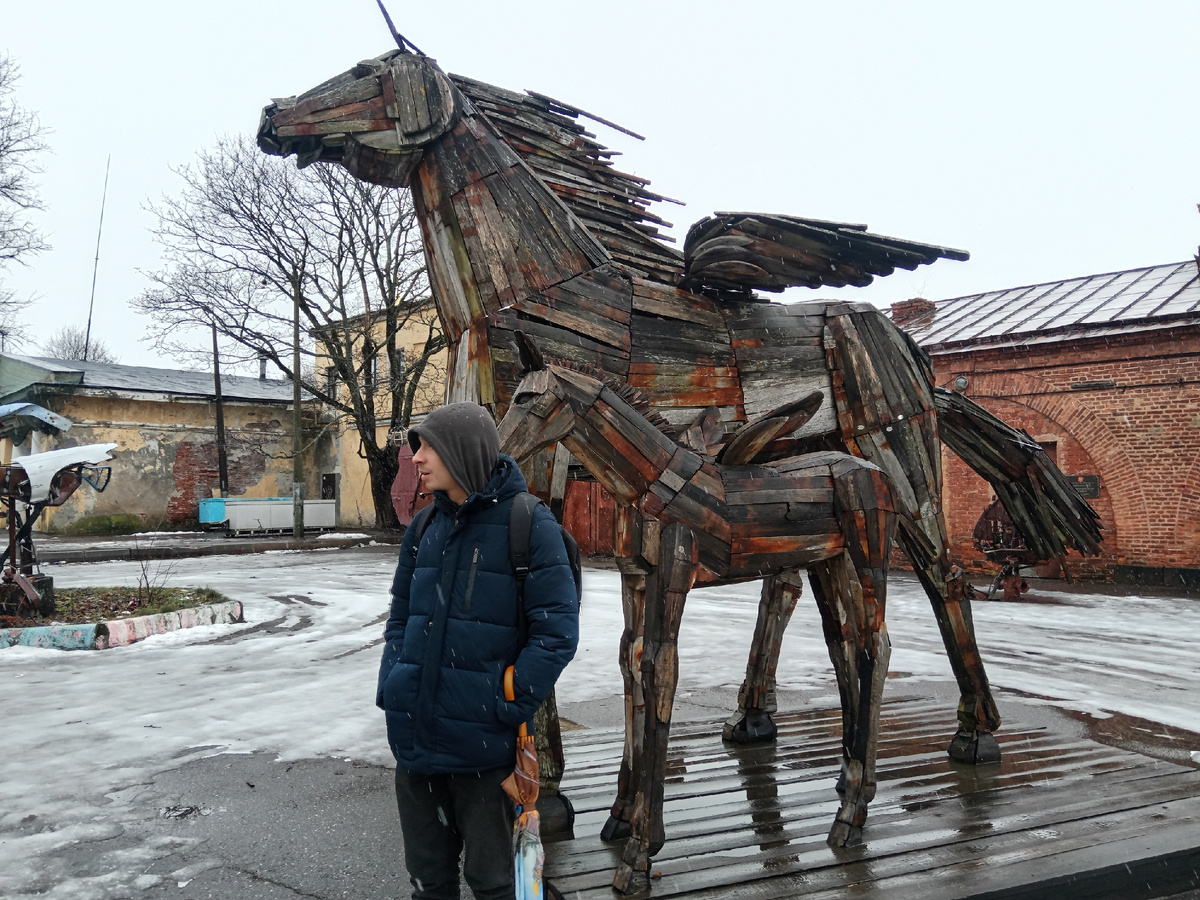 Ярослав в музее скульптур из мусора. Кронштадт. 