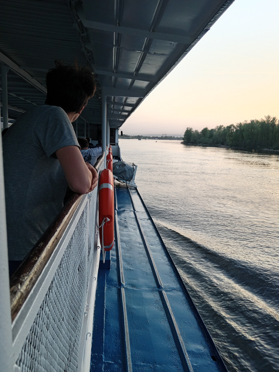 Саратов. Где-то по Волге. )