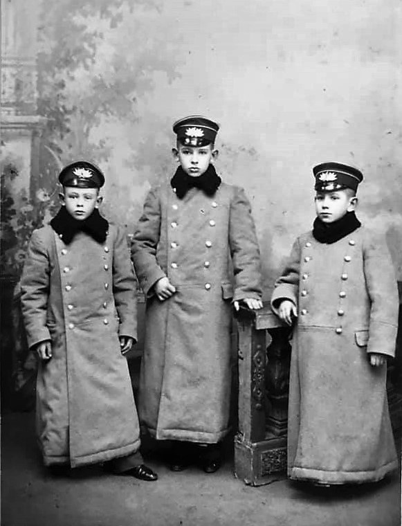 Из другого времени, но тоже гимназисты.