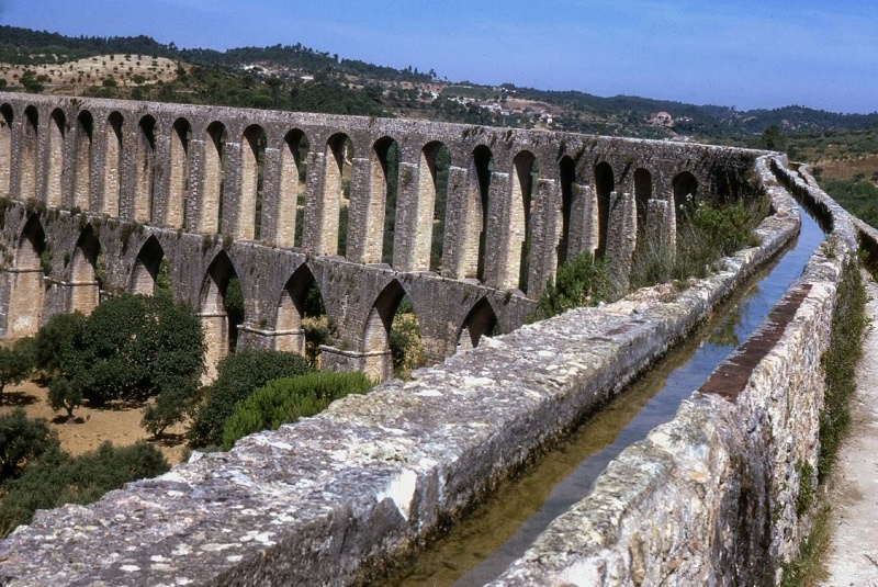 Pons — мост по-латыни. Понтифики — жрецы, следившие за священными мостами. Отсюда и пошло слово, означающее "нечто важное.