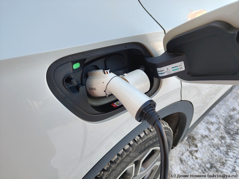 Дома заряжаюсь через разъём GB/T AC