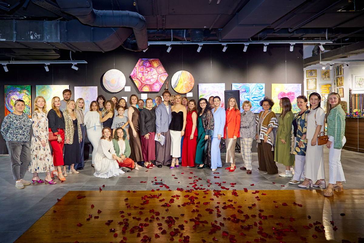 Участники и гости выставки. Куратор - Аксиния Ангелетти 