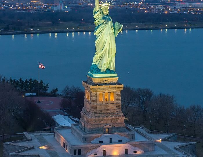Свет над золотой дверью...