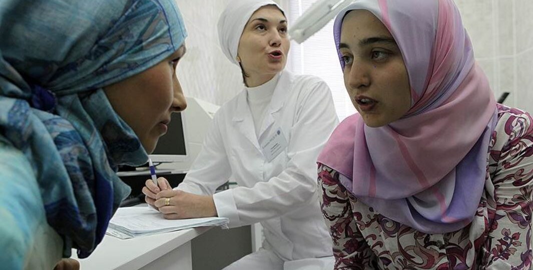 Семьи мигрантов не получат наши полисы ОМС, как того требовали от России