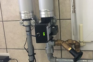 Устройство от накипи Фазис Power 25 установлено на трубе подачи воды к пароконвектомату.