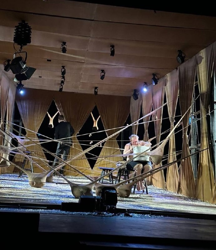 Сцена из спектакля «Петерс». Театр «Старый дом» (Новосибирск). Фото автора.